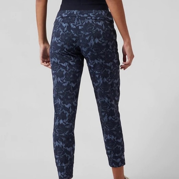 Athleta Trekkie North Jogger 4 Floral Print Blue Pants Travel Hike Loungewear - Picture 4 of 15